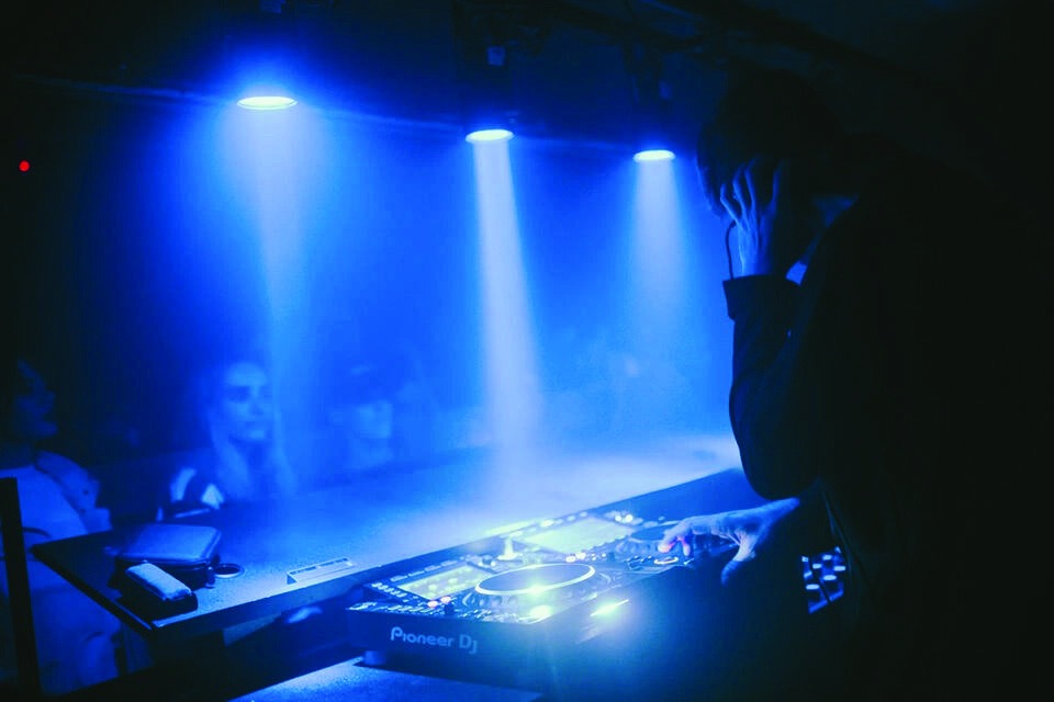 Luz azul sobre equipo de DJ