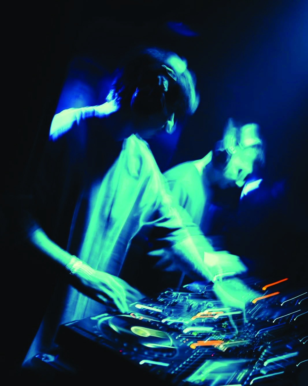 Movimiento y luz azul alrededor de una mezcla de DJ